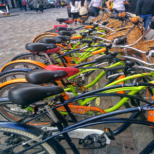 Geparkeerde fietsen in Londen