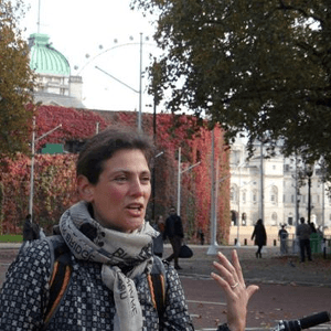 Ans Vaessen vertelt tijdens wandel tour